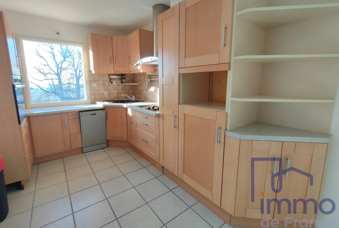 À vendre appartement duplex lumineux à Veauche, 88.65 m² avec 2 chambres et ascenseur 