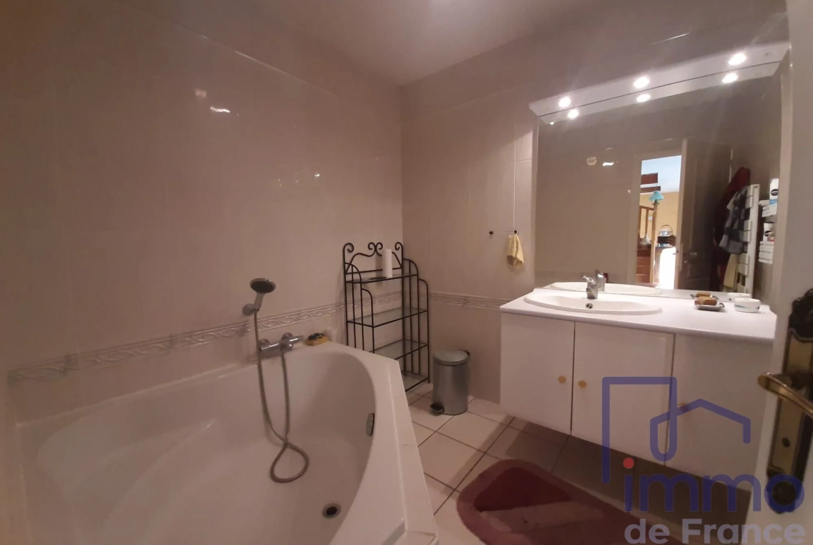 À vendre appartement duplex lumineux à Veauche, 88.65 m² avec 2 chambres et ascenseur 