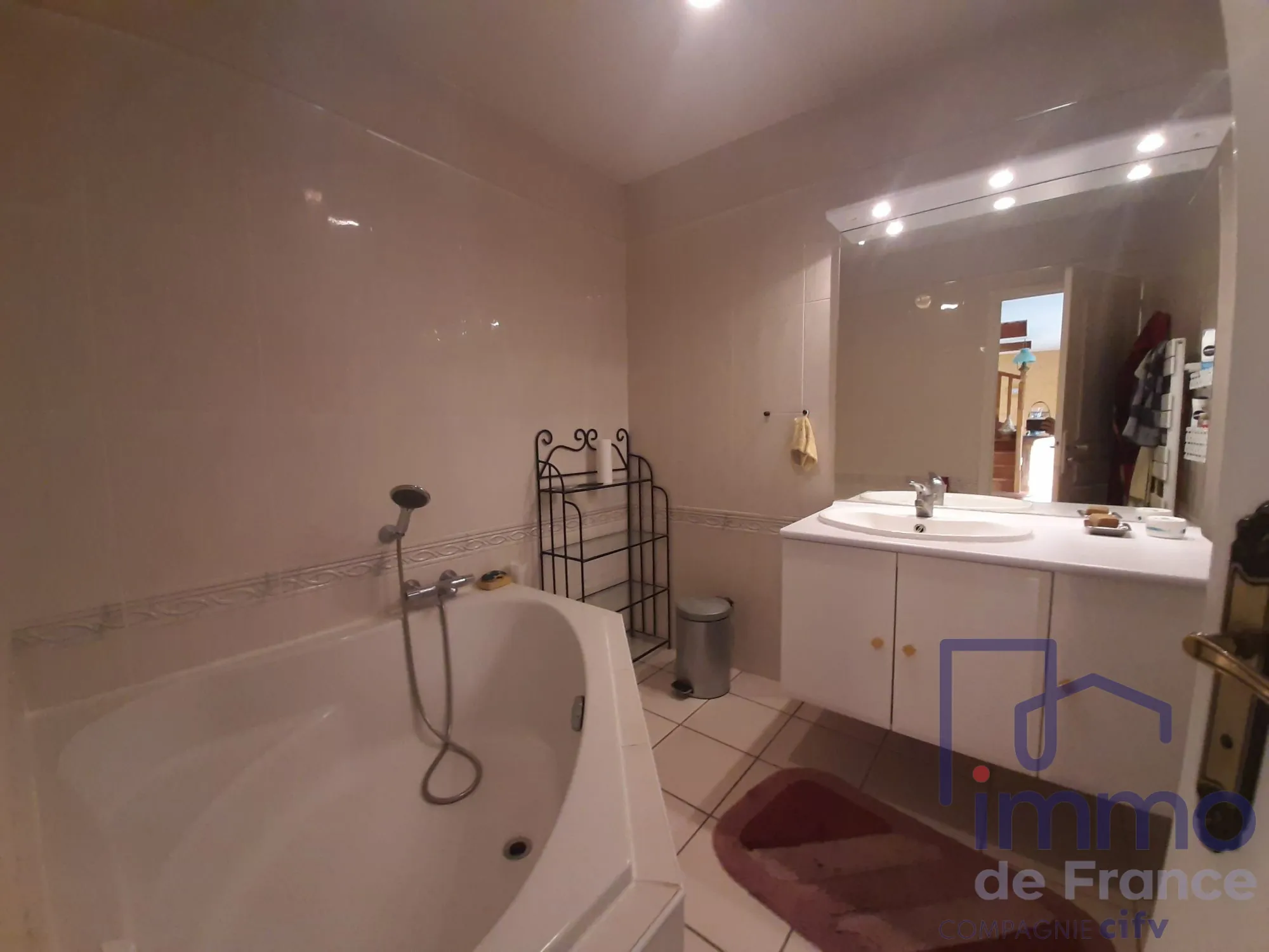 À vendre appartement duplex lumineux à Veauche, 88.65 m² avec 2 chambres et ascenseur 
