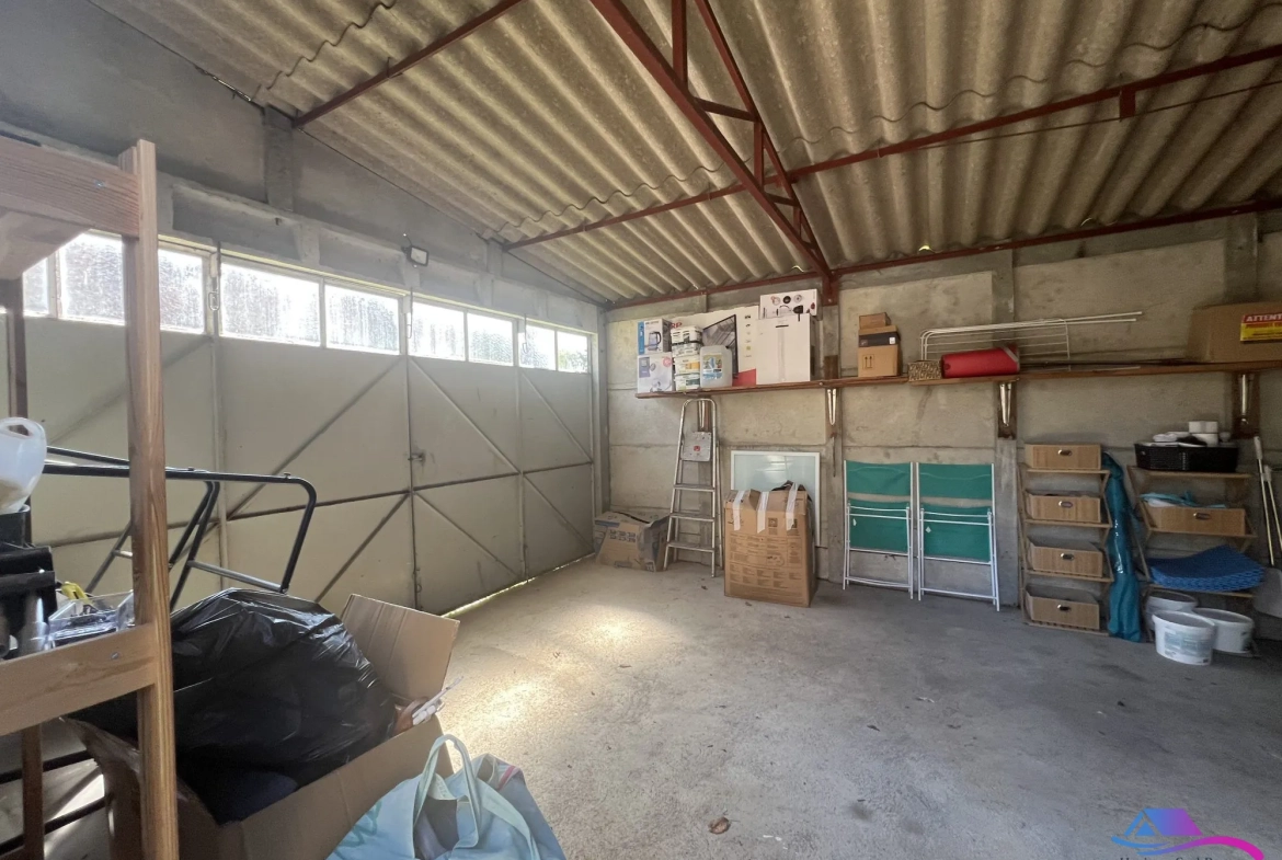 GARAGE Maison rénovée de 74 m² à Châteaumeillant avec grand terrain et dépendance 