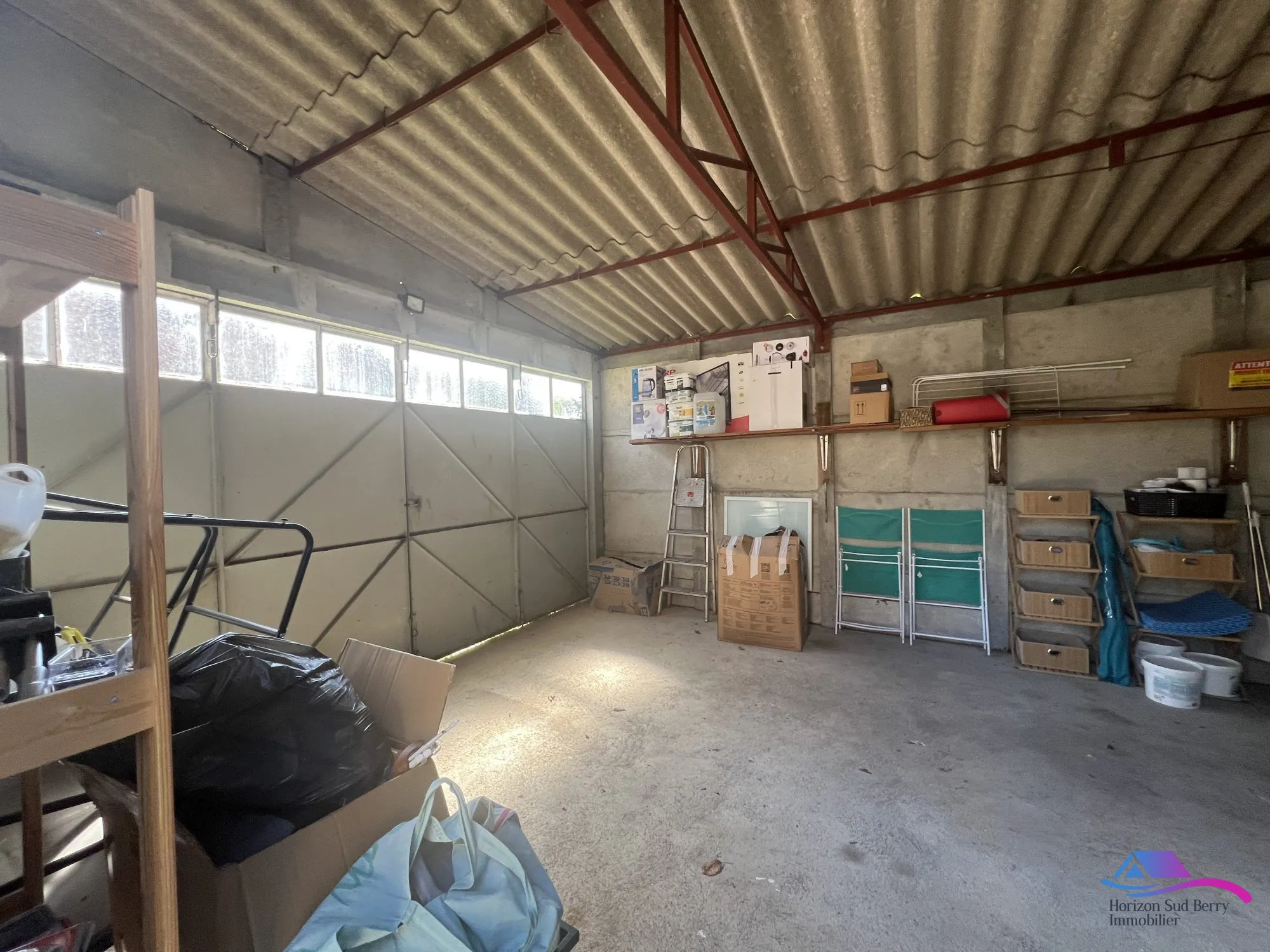GARAGE Maison rénovée de 74 m² à Châteaumeillant avec grand terrain et dépendance 