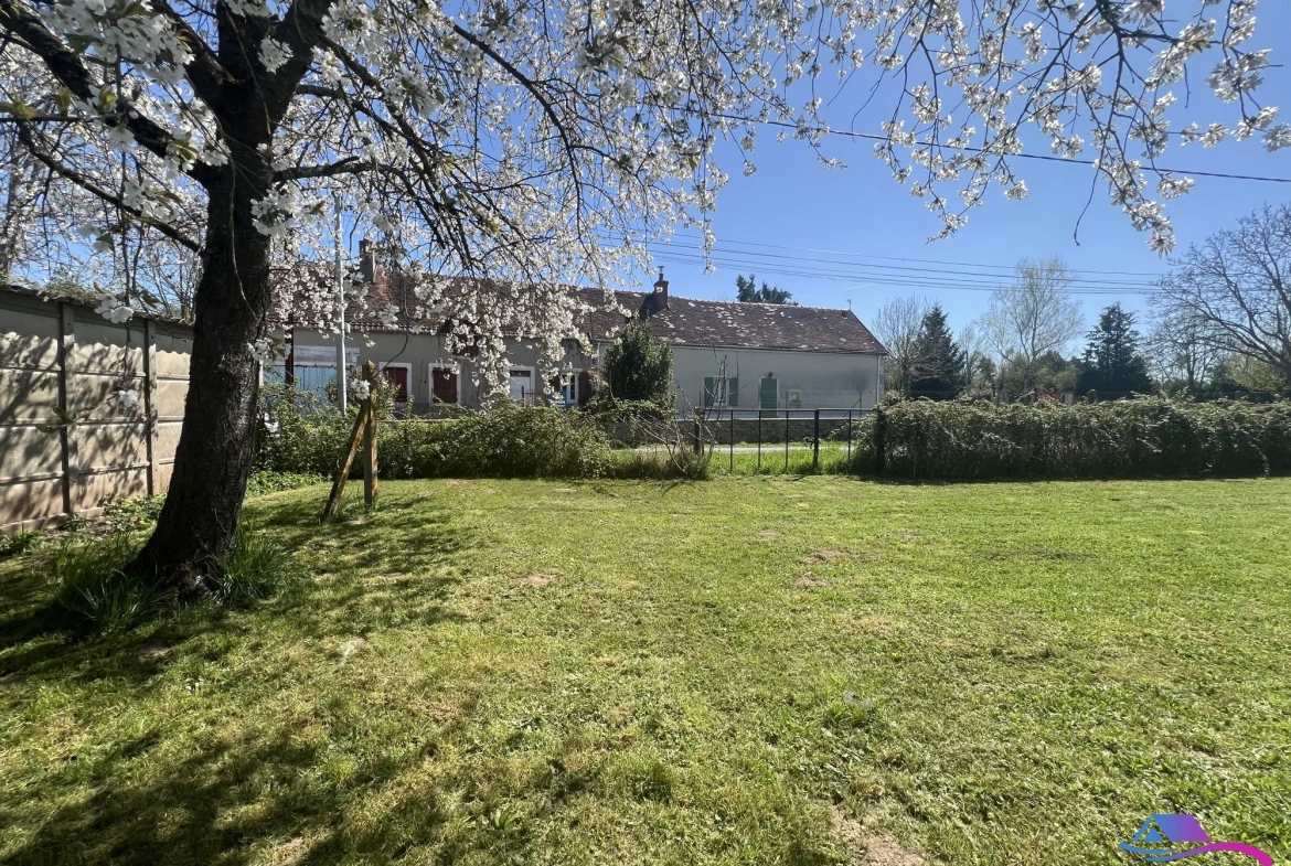 TERRAIN Maison rénovée de 74 m² à Châteaumeillant avec grand terrain et dépendance 