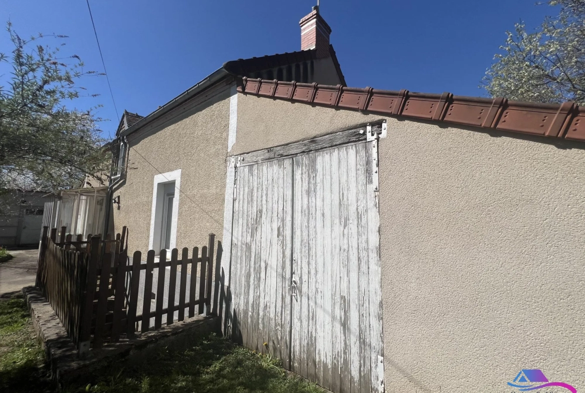 AVANT DE LA MAISON AVEC DEPENDANCE Maison rénovée de 74 m² à Châteaumeillant avec grand terrain et dépendance 