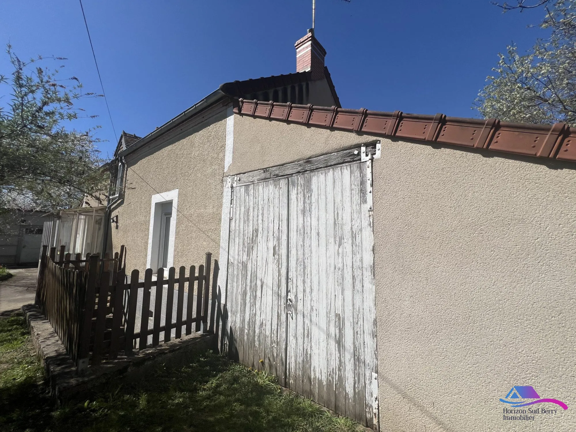 AVANT DE LA MAISON AVEC DEPENDANCE Maison rénovée de 74 m² à Châteaumeillant avec grand terrain et dépendance 
