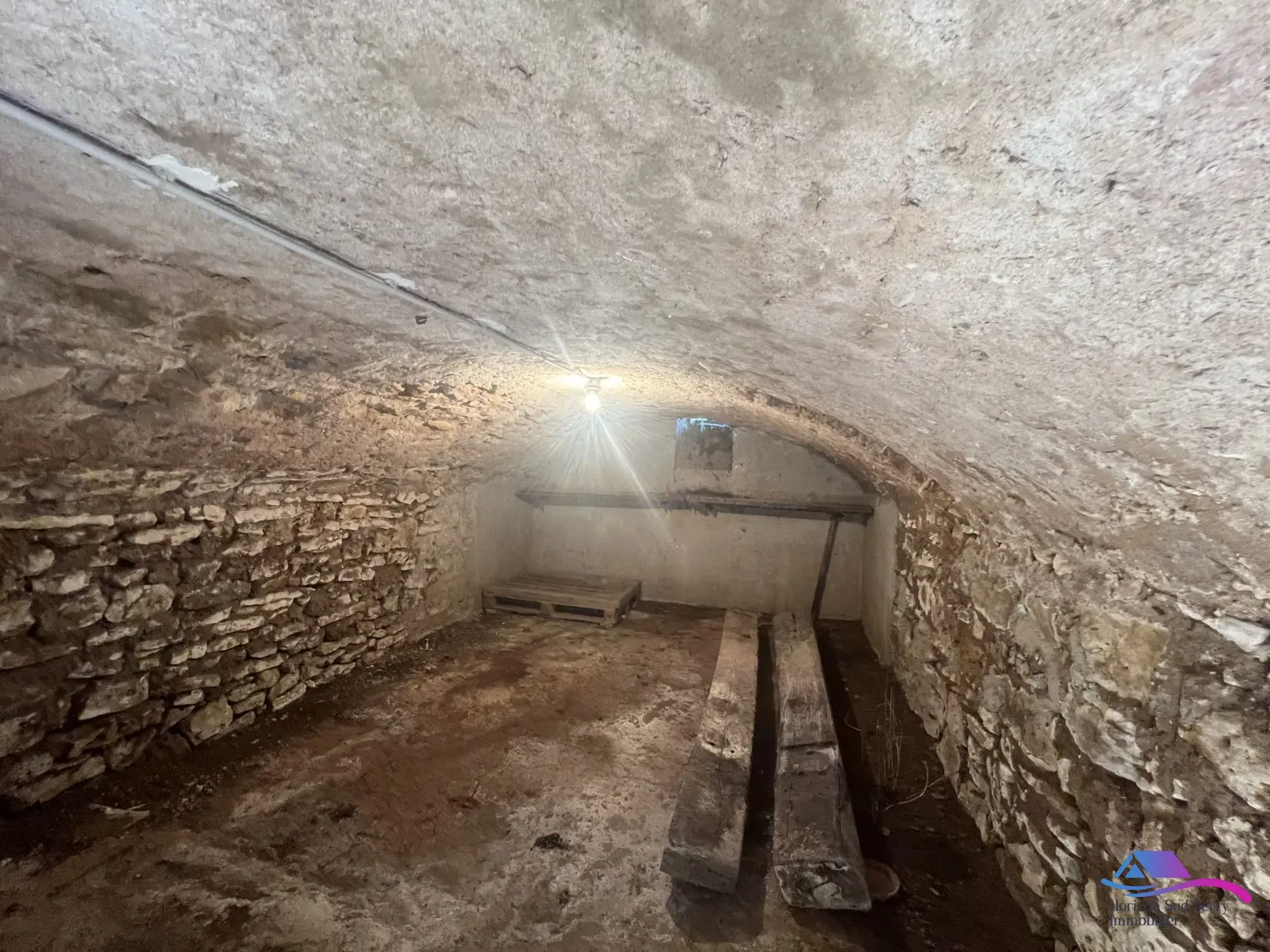 CAVE Maison rénovée de 74 m² à Châteaumeillant avec grand terrain et dépendance 