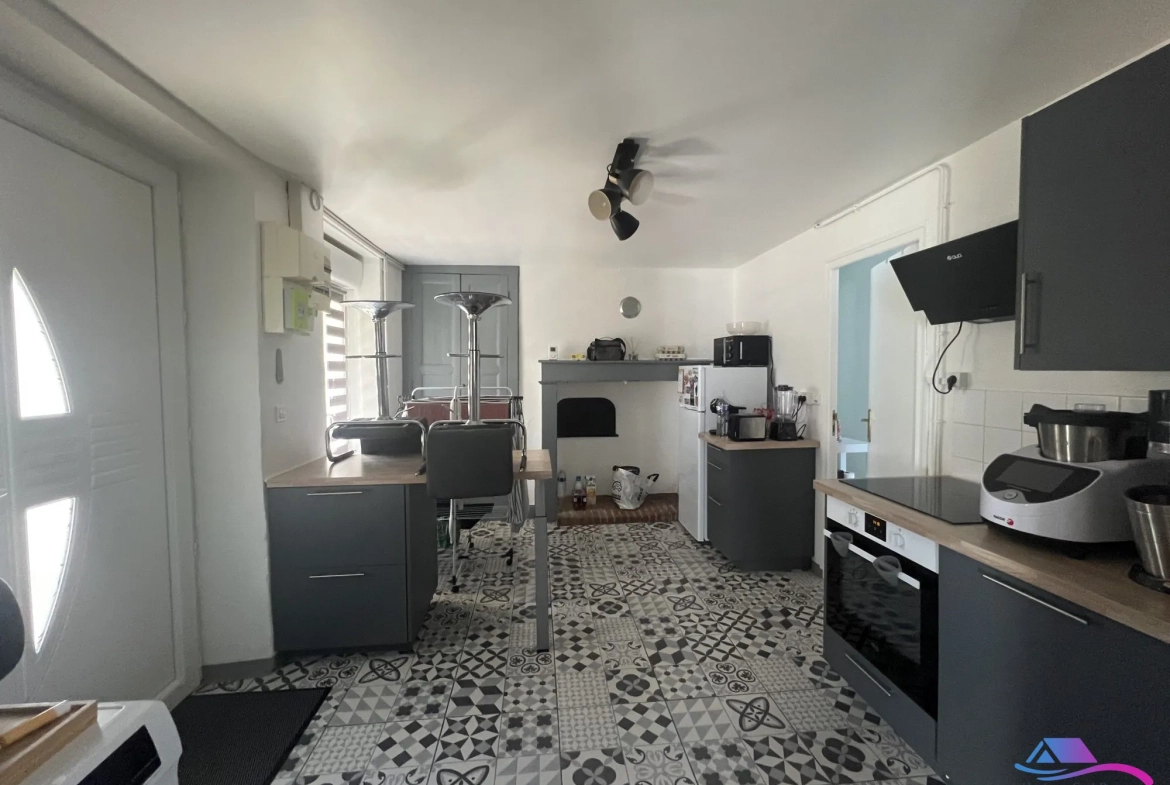 CUISINE Maison rénovée de 74 m² à Châteaumeillant avec grand terrain et dépendance 
