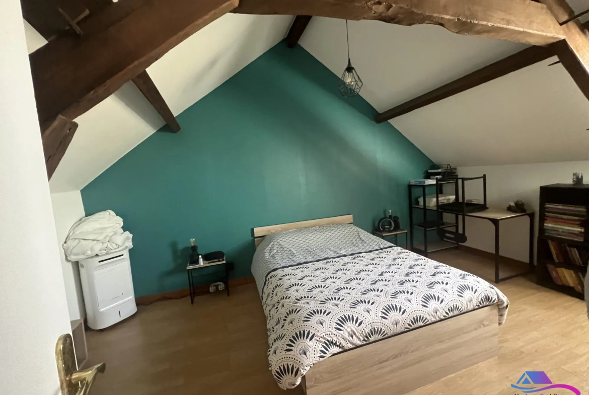 CHAMBRE 1 ETAGE Maison rénovée de 74 m² à Châteaumeillant avec grand terrain et dépendance 