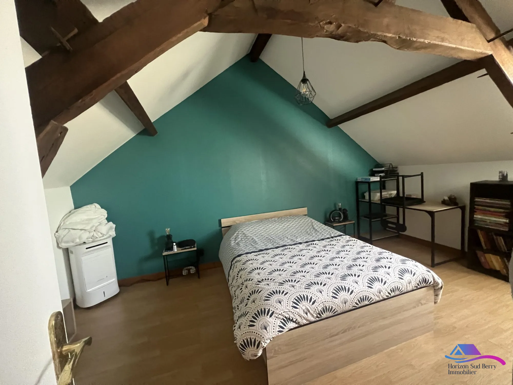 CHAMBRE 1 ETAGE Maison rénovée de 74 m² à Châteaumeillant avec grand terrain et dépendance 