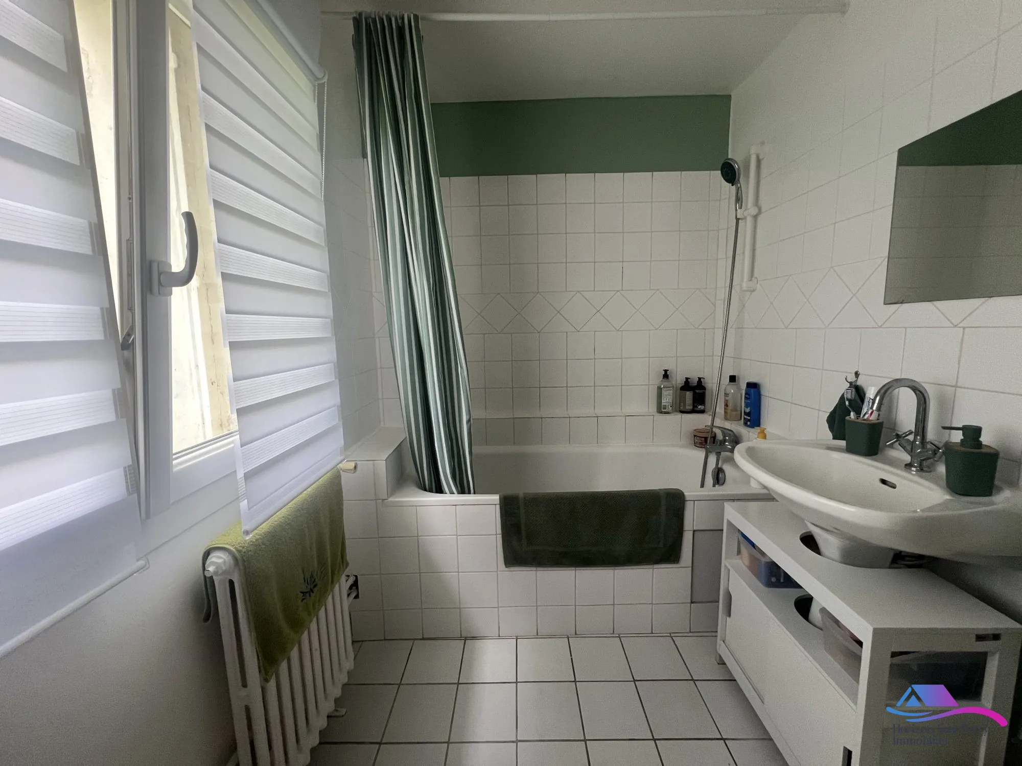 SALLE DE BAIN AVEC WC Maison rénovée de 74 m² à Châteaumeillant avec grand terrain et dépendance 