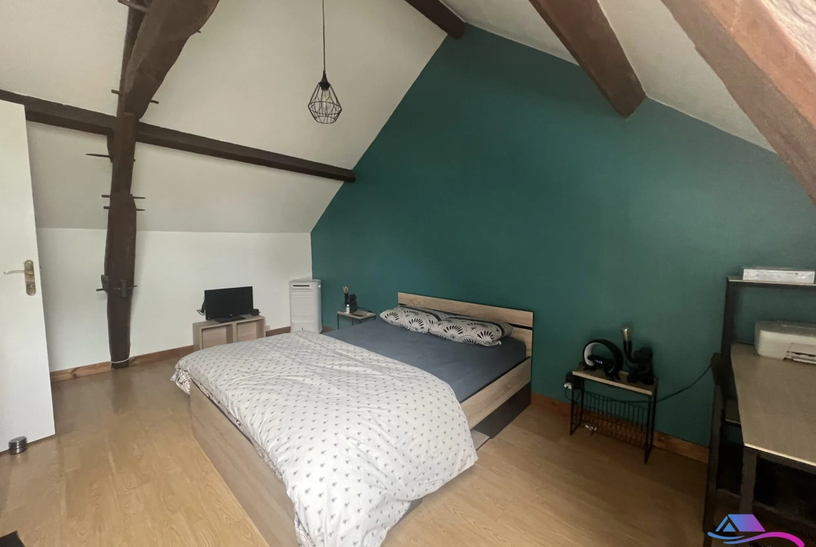 CHAMBRE 1 ETAGE Maison rénovée de 74 m² à Châteaumeillant avec grand terrain et dépendance 