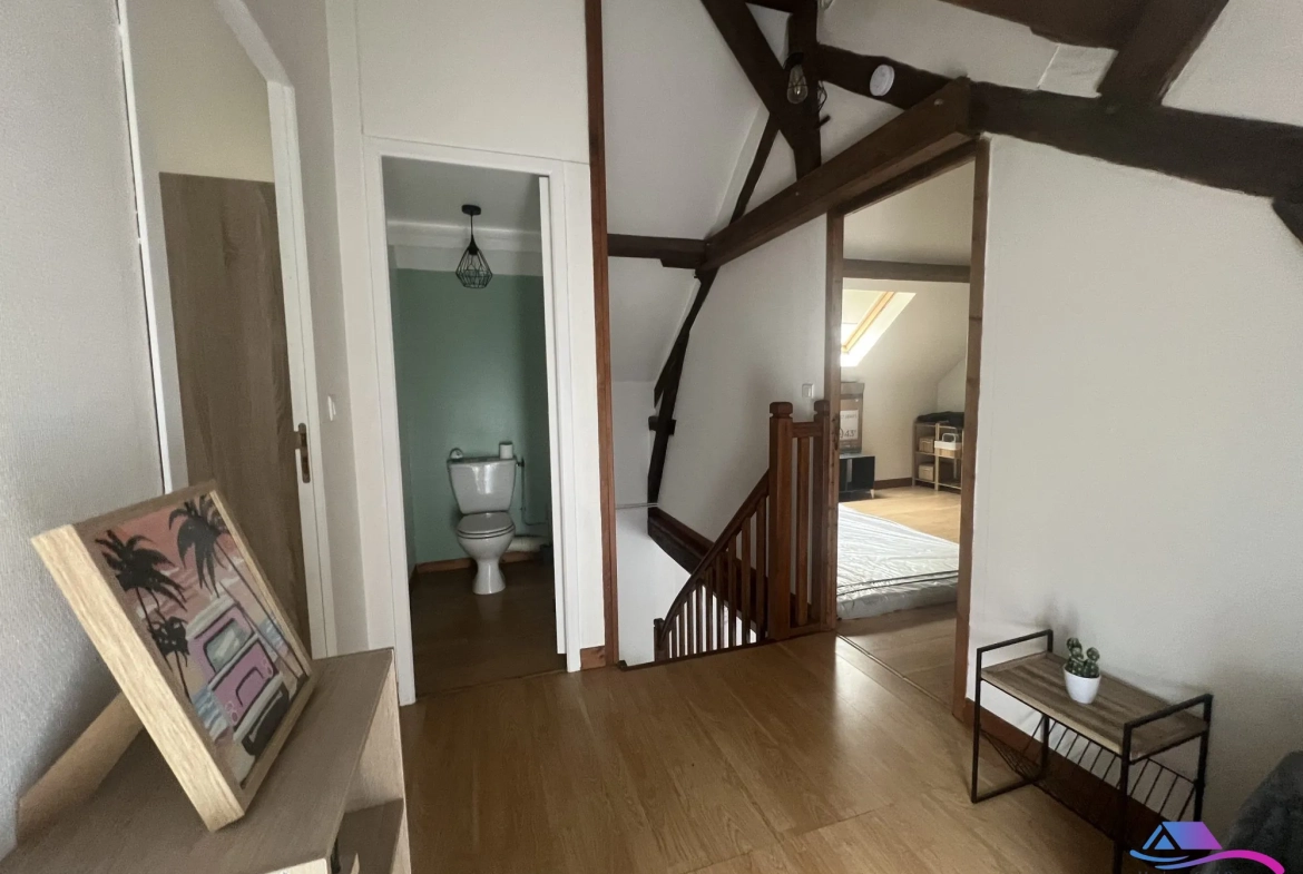 PALIER ETAGE Maison rénovée de 74 m² à Châteaumeillant avec grand terrain et dépendance 