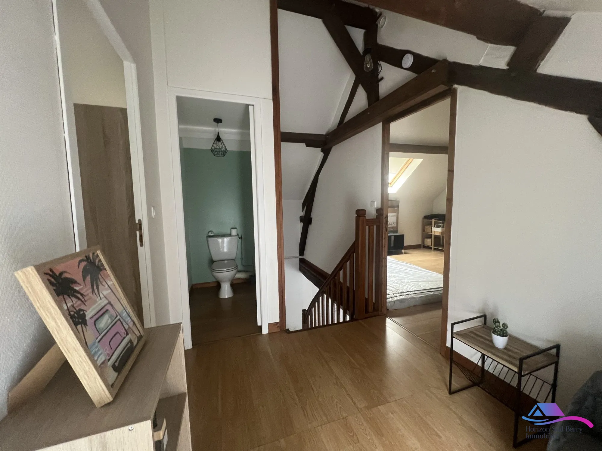 PALIER ETAGE Maison rénovée de 74 m² à Châteaumeillant avec grand terrain et dépendance 
