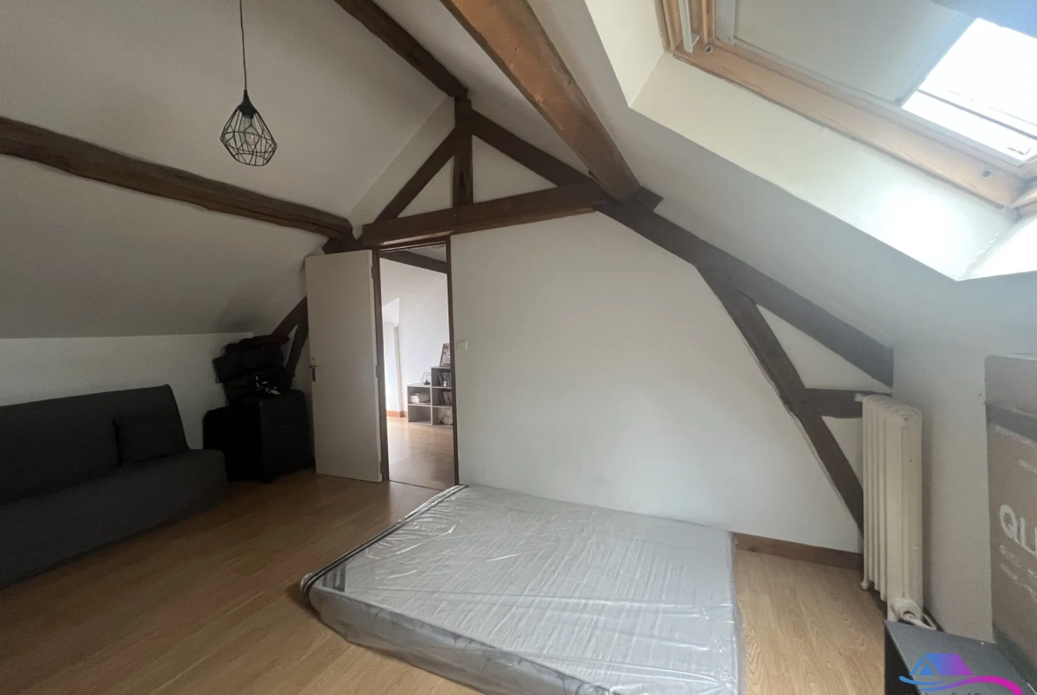 CHAMBRE 2 ETAGE Maison rénovée de 74 m² à Châteaumeillant avec grand terrain et dépendance 