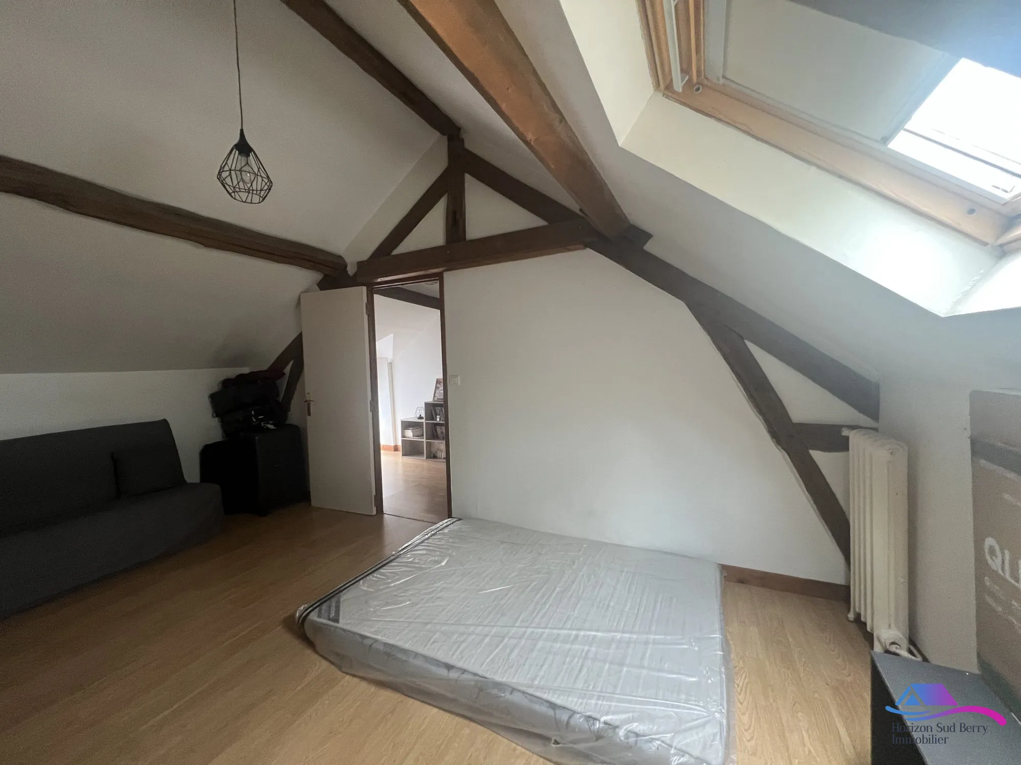 CHAMBRE 2 ETAGE Maison rénovée de 74 m² à Châteaumeillant avec grand terrain et dépendance 