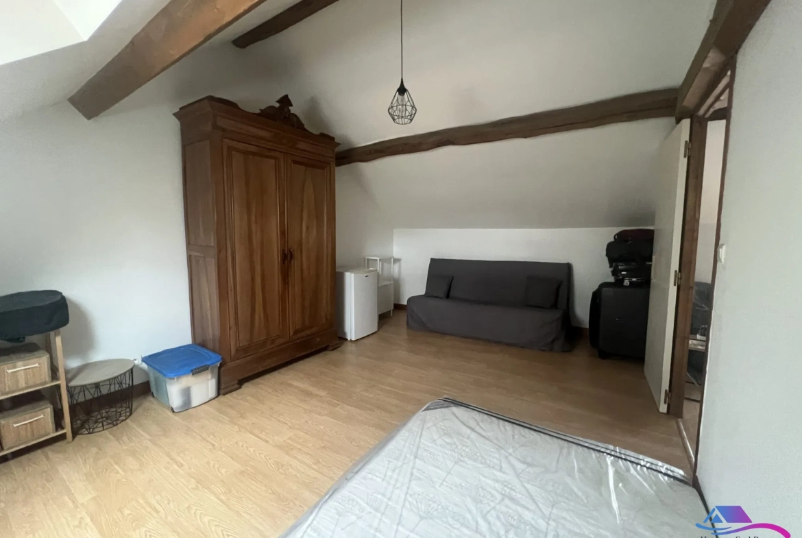 CHAMBRE 2 ETAGE Maison rénovée de 74 m² à Châteaumeillant avec grand terrain et dépendance 