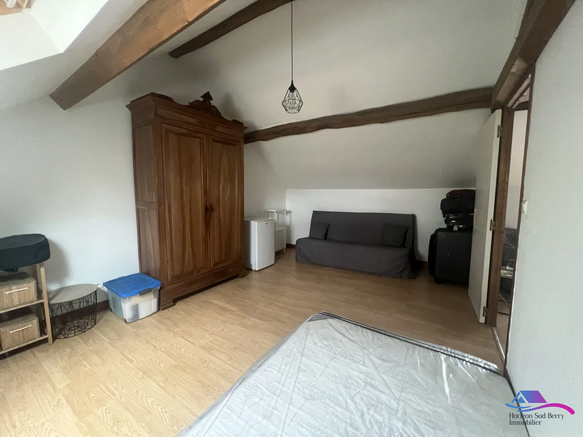 CHAMBRE 2 ETAGE Maison rénovée de 74 m² à Châteaumeillant avec grand terrain et dépendance 