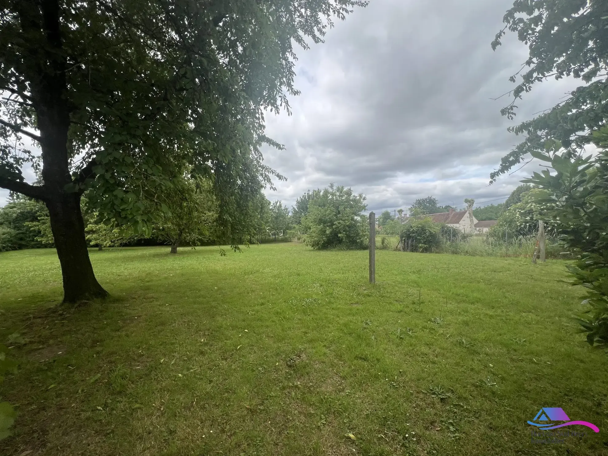 JARDIN Maison rénovée de 74 m² à Châteaumeillant avec grand terrain et dépendance 