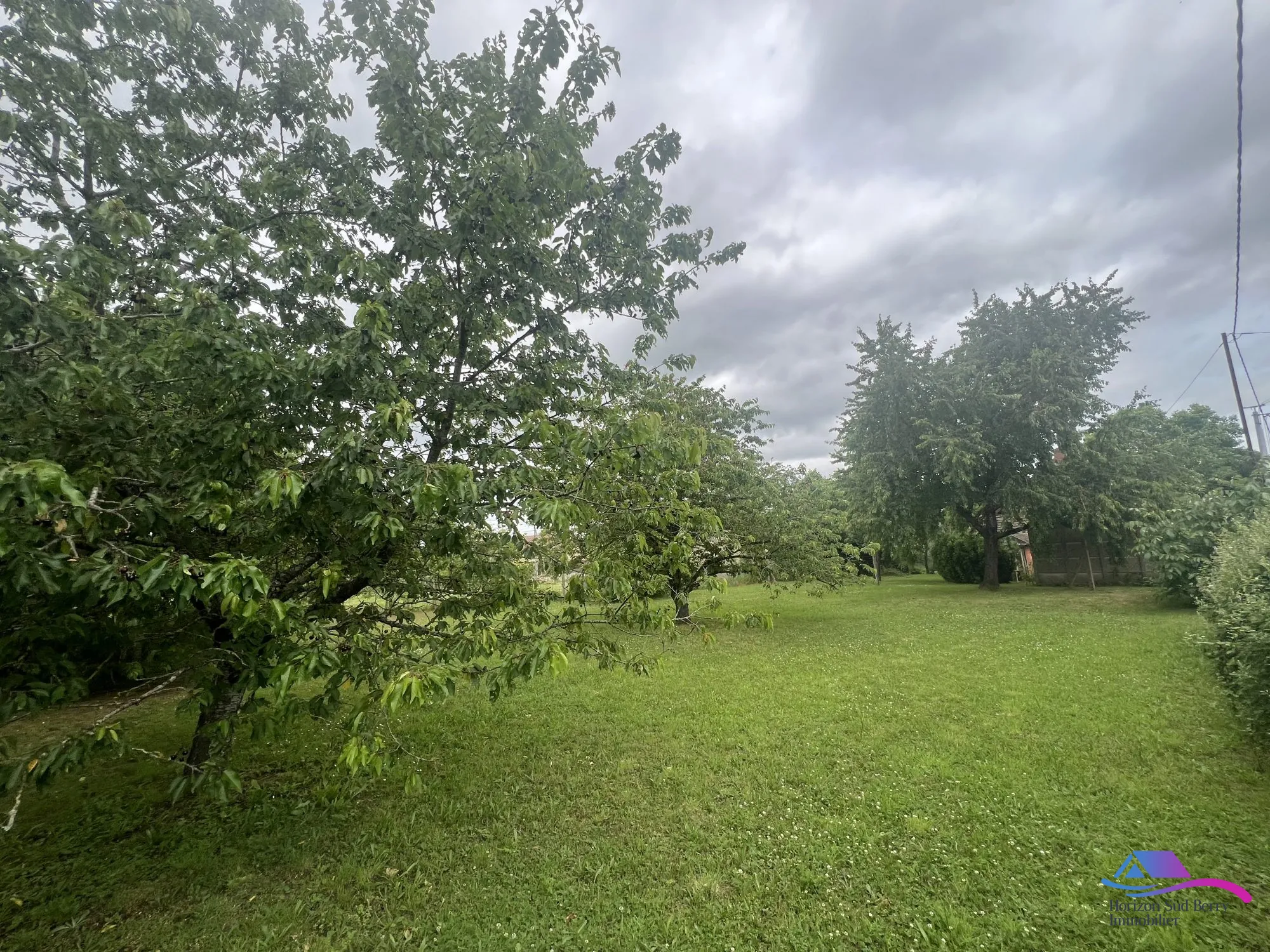 TERRAIN Maison rénovée de 74 m² à Châteaumeillant avec grand terrain et dépendance 