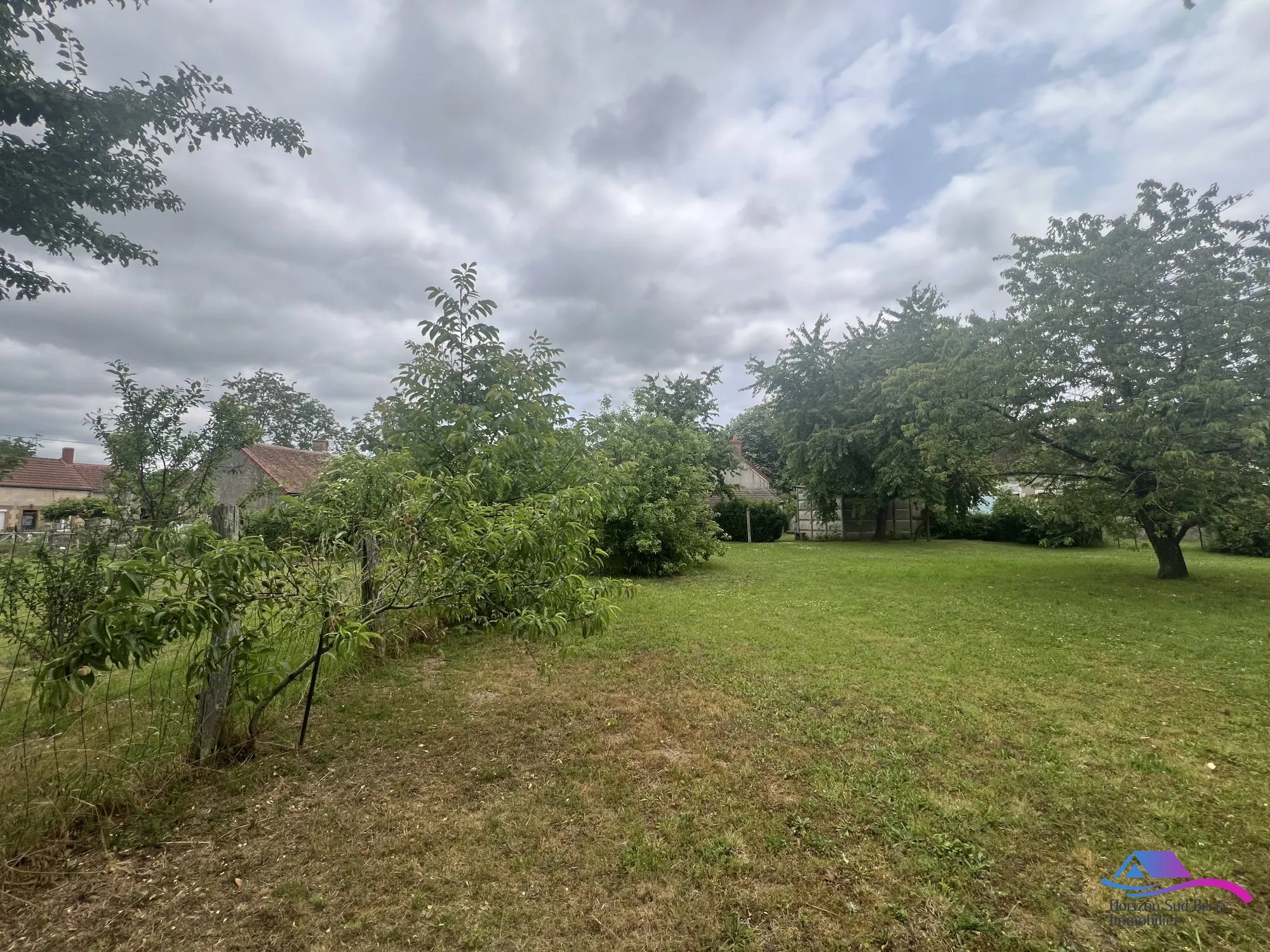 TERRAIN Maison rénovée de 74 m² à Châteaumeillant avec grand terrain et dépendance 