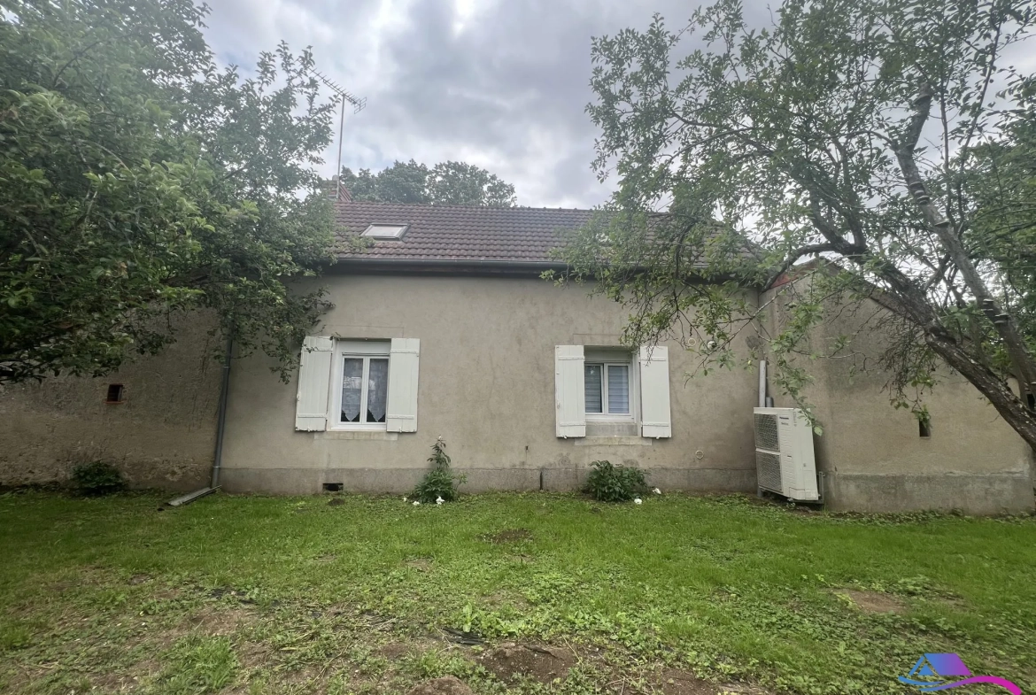 FACACDE ARRIERE Maison rénovée de 74 m² à Châteaumeillant avec grand terrain et dépendance 