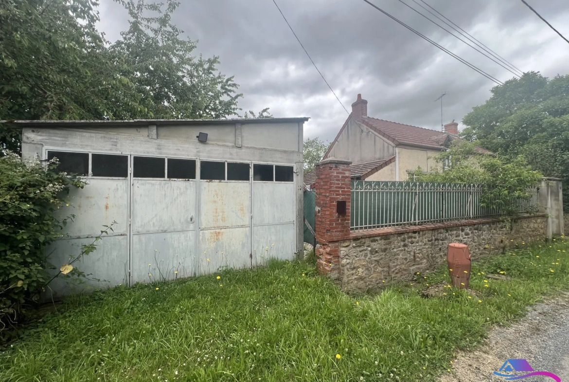 GARAGE Maison rénovée de 74 m² à Châteaumeillant avec grand terrain et dépendance 