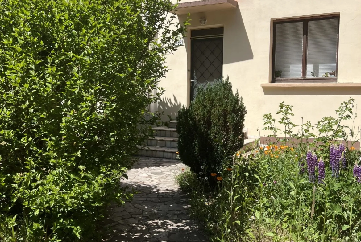 Maison bi-familiale à Oeting avec jardin, terrasse et stationnement proche commodités 