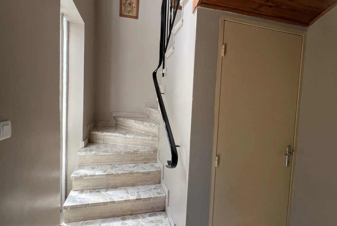 Maison bi-familiale à Oeting avec jardin, terrasse et stationnement proche commodités 