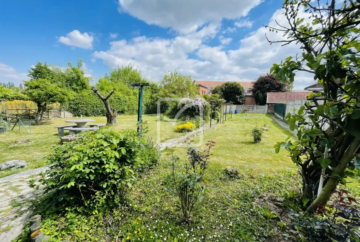 Belle maison familiale à Feignies avec grand terrain et proches commodités 