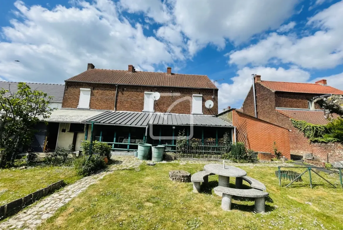 Belle maison familiale à Feignies avec grand terrain et proches commodités 