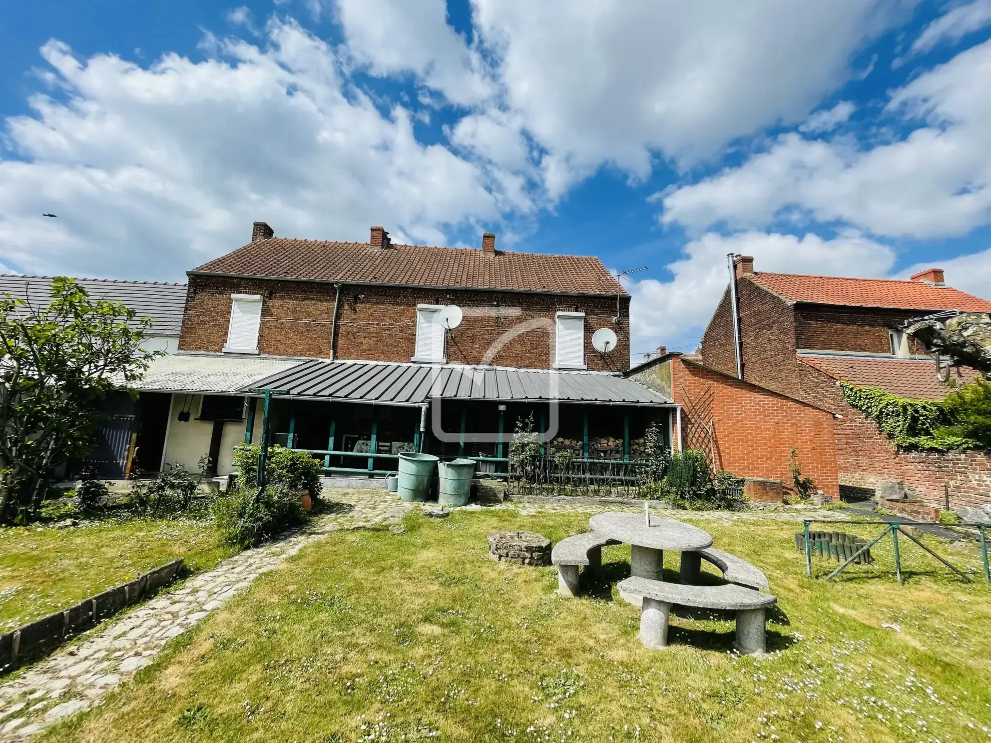 Belle maison familiale à Feignies avec grand terrain et proches commodités 