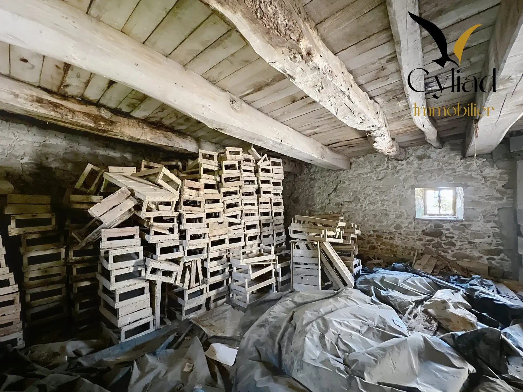 Grande grange en pierre à rénover à Saint-Père Marc en Poulet 