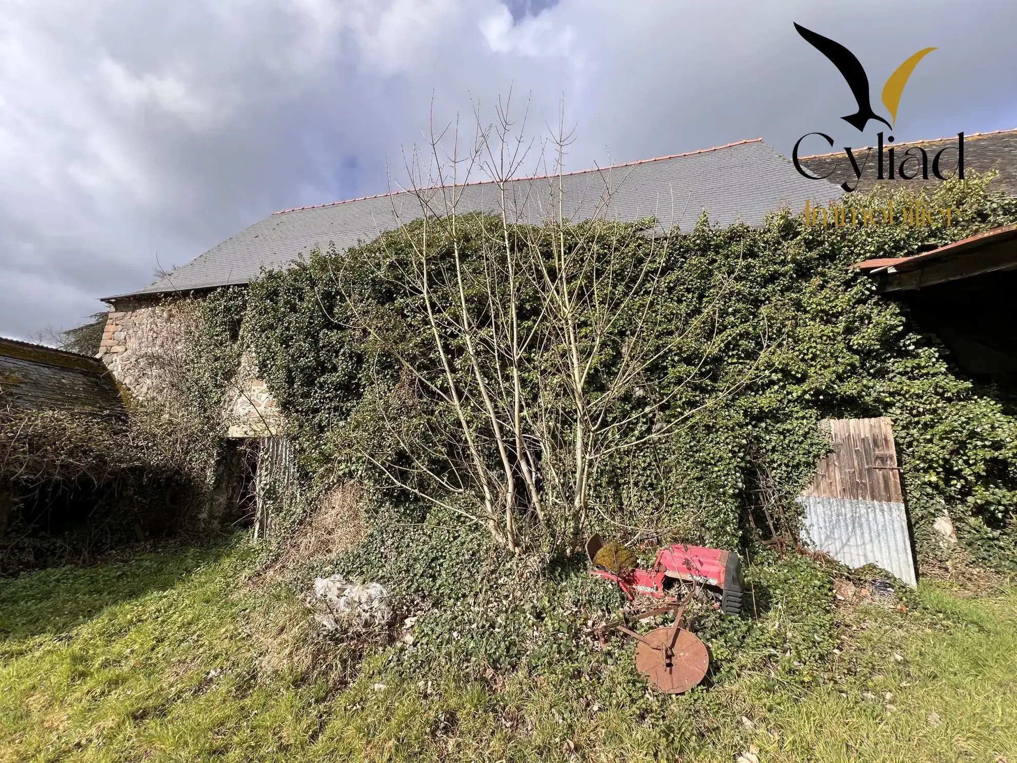 Grande grange en pierre à rénover à Saint-Père Marc en Poulet 