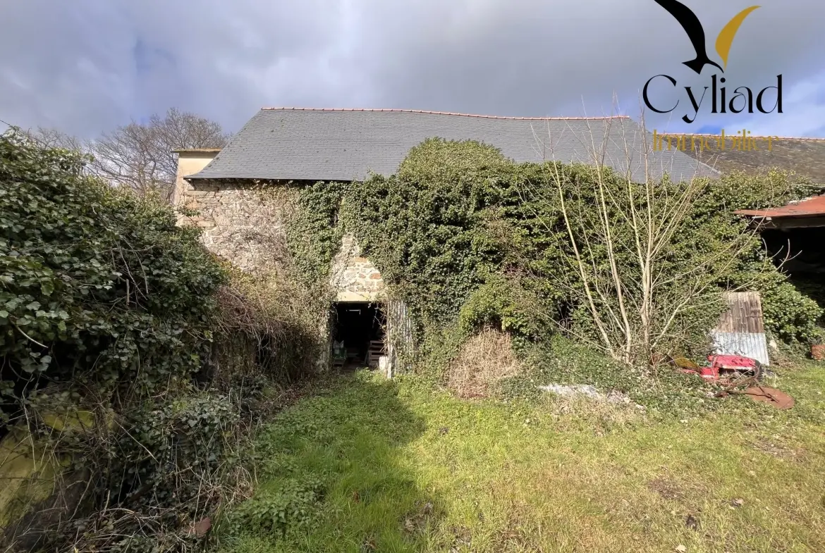 Grande grange en pierre à rénover à Saint-Père Marc en Poulet 
