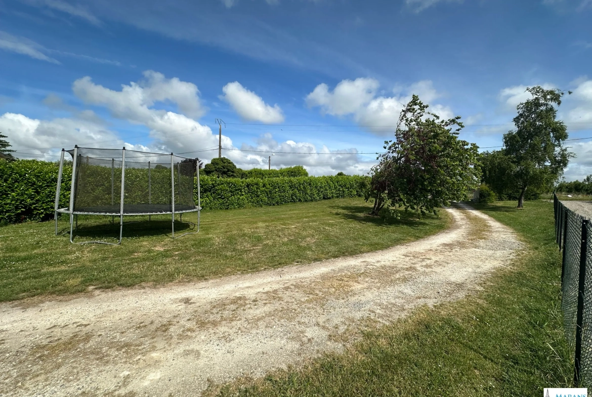Terrain constructible de 616 m² à Marans avec raccordement à l'eau 