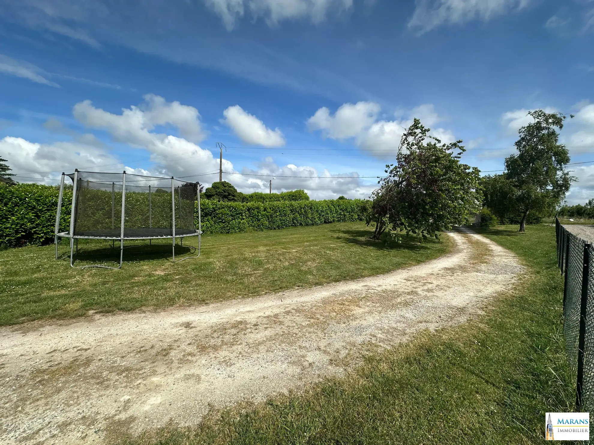 Terrain constructible de 616 m² à Marans avec raccordement à l'eau 