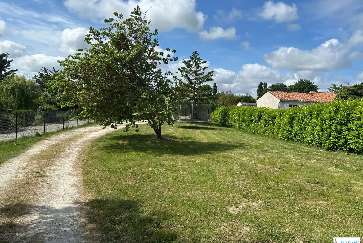 Terrain constructible de 616 m² à Marans avec raccordement à l'eau 