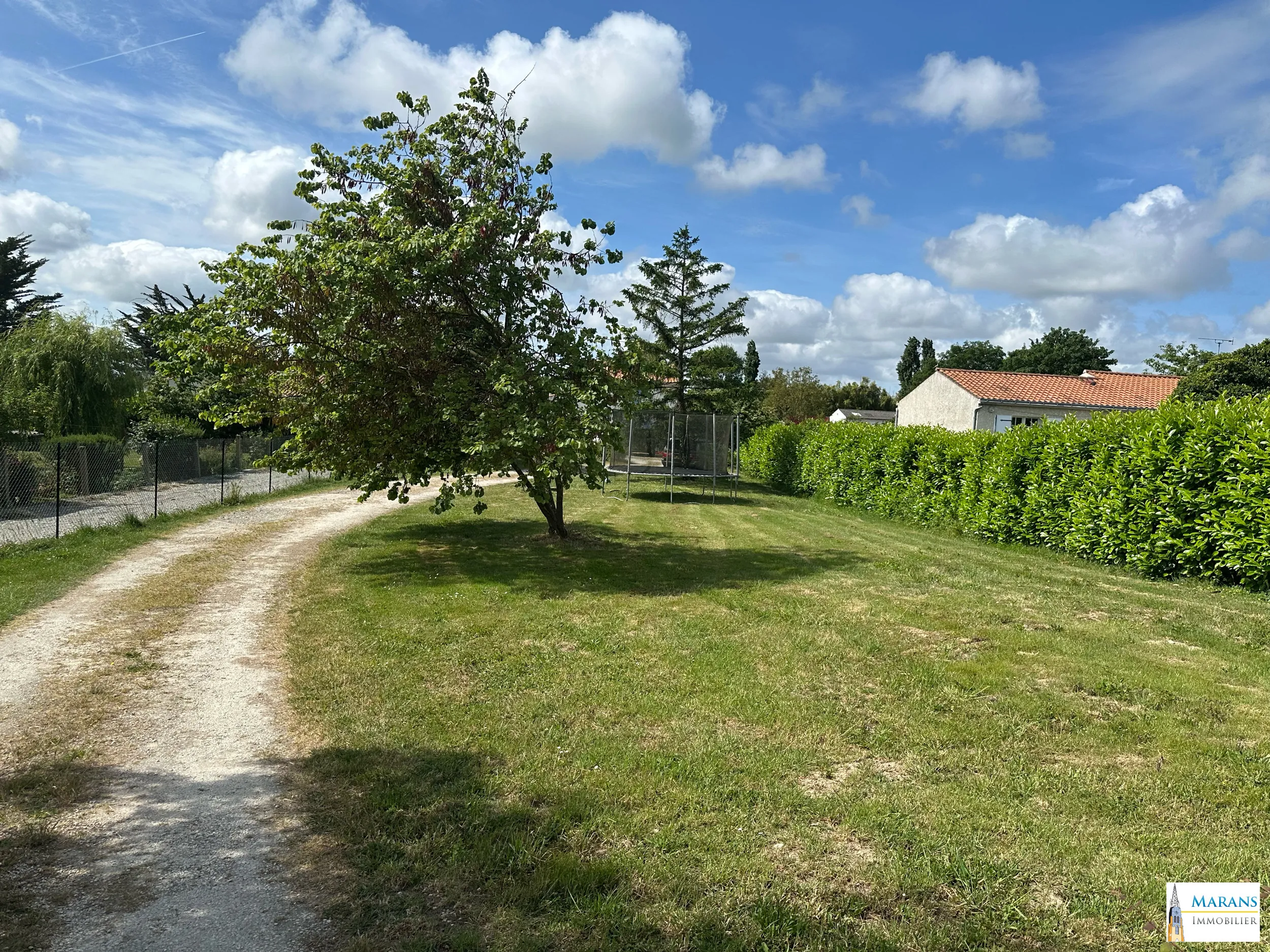 Terrain constructible de 616 m² à Marans avec raccordement à l'eau 