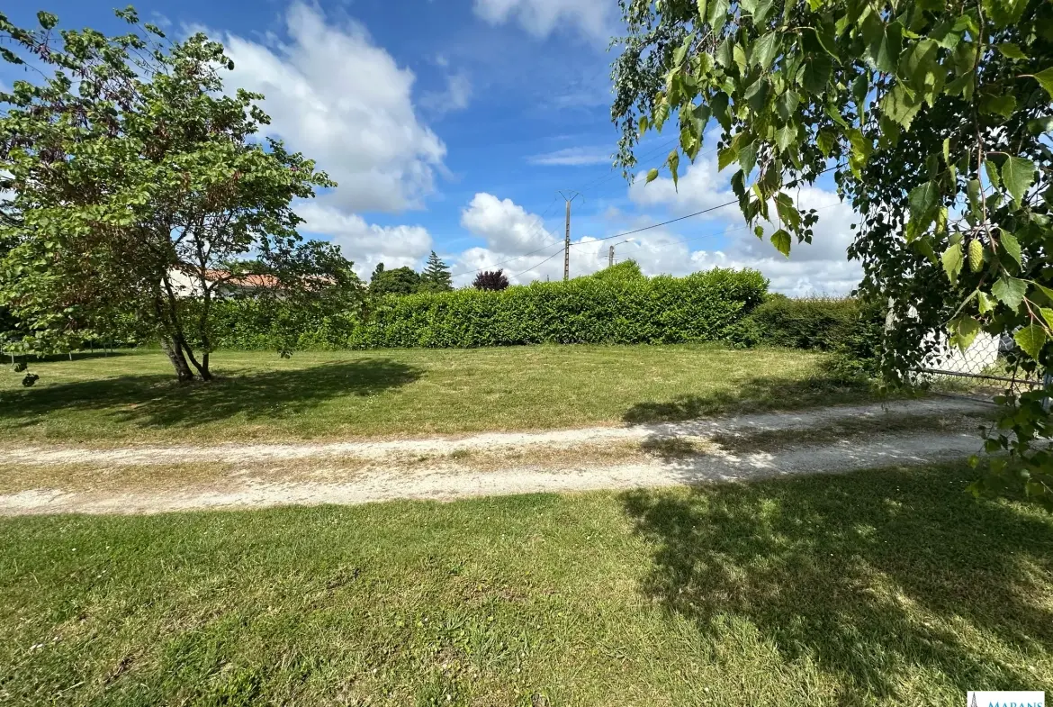 Terrain constructible de 616 m² à Marans avec raccordement à l'eau 