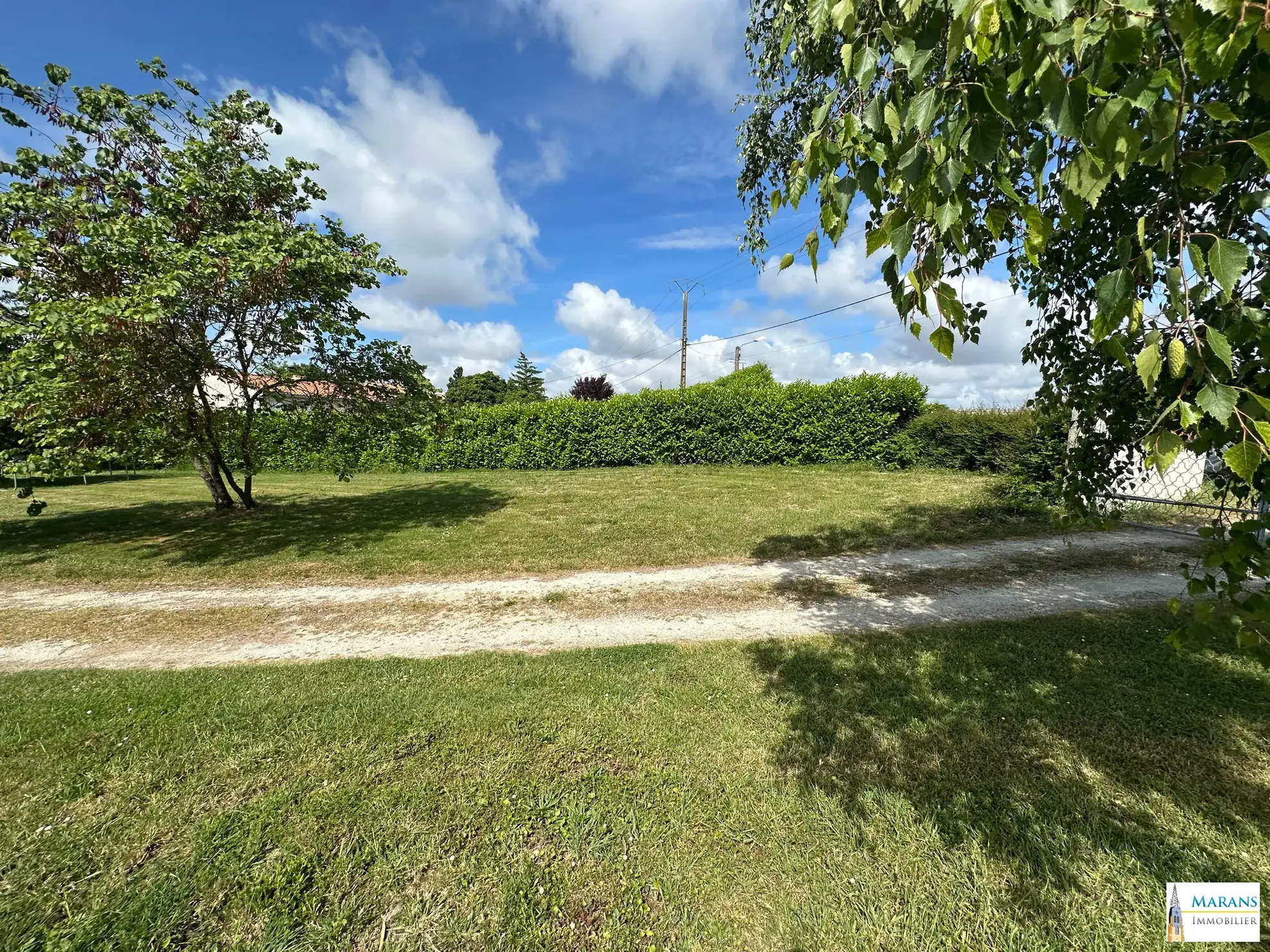 Terrain constructible de 616 m² à Marans avec raccordement à l'eau 