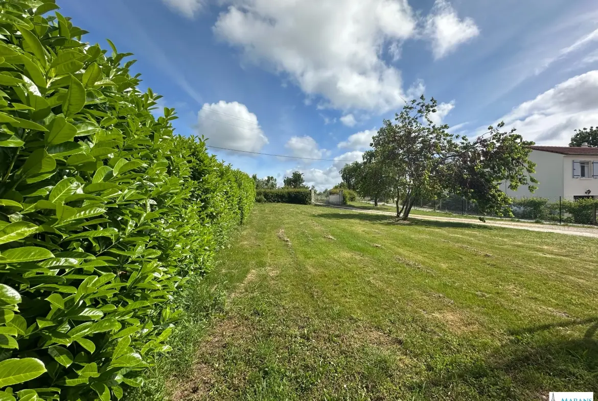 Terrain constructible de 616 m² à Marans avec raccordement à l'eau 