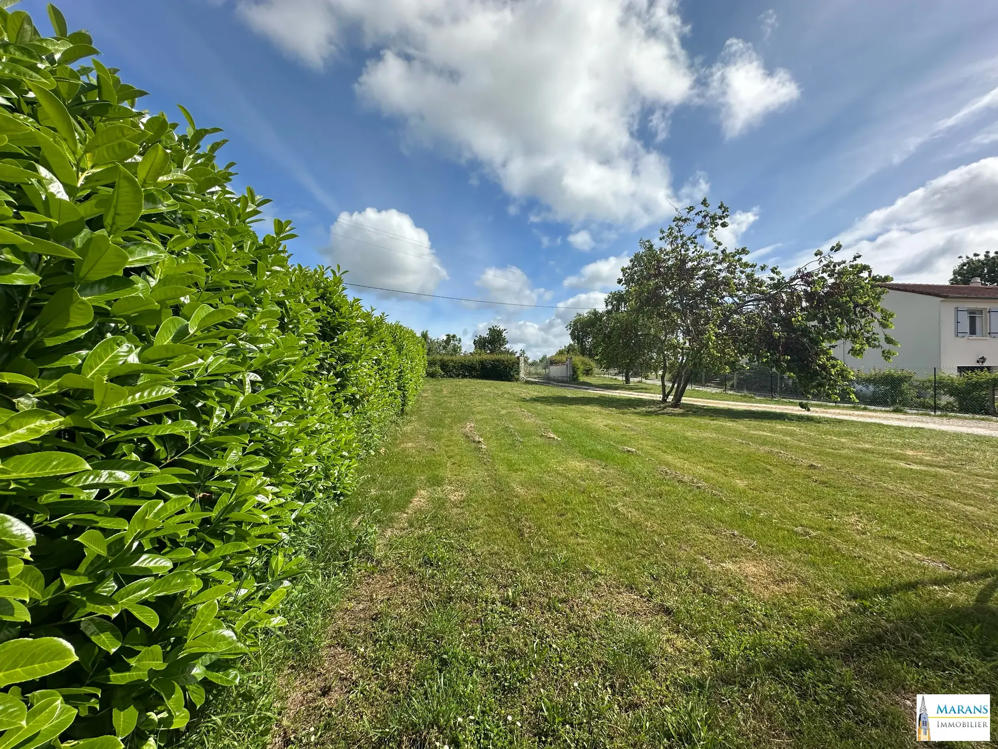 Terrain constructible de 616 m² à Marans avec raccordement à l'eau 