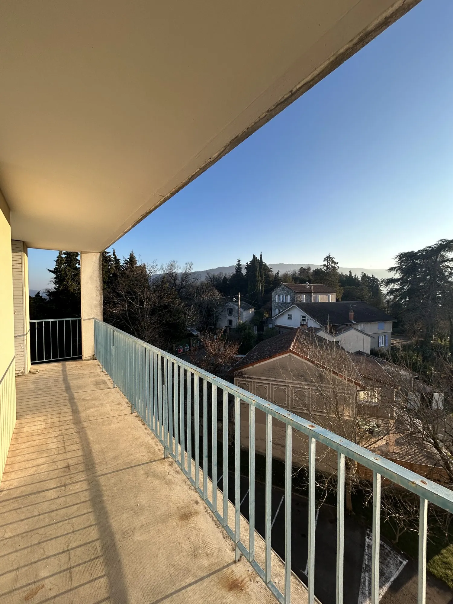 Appartement lumineux de 100 m² avec balcon et garage à Privas 