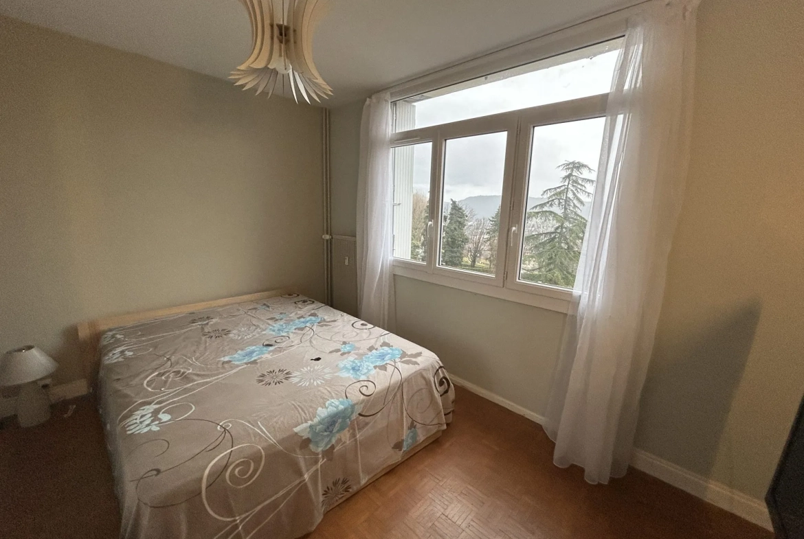 Appartement lumineux de 100 m² avec balcon et garage à Privas 