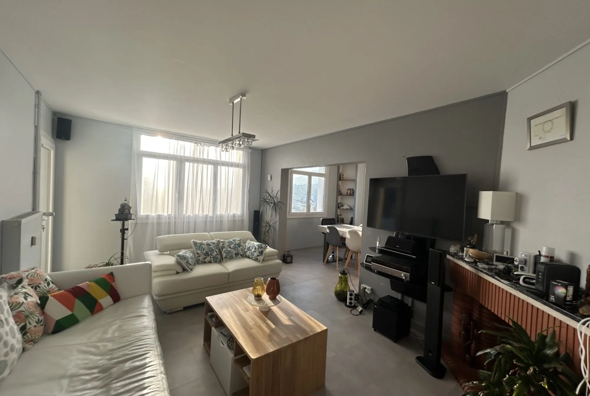 Appartement lumineux de 100 m² avec balcon et garage à Privas 