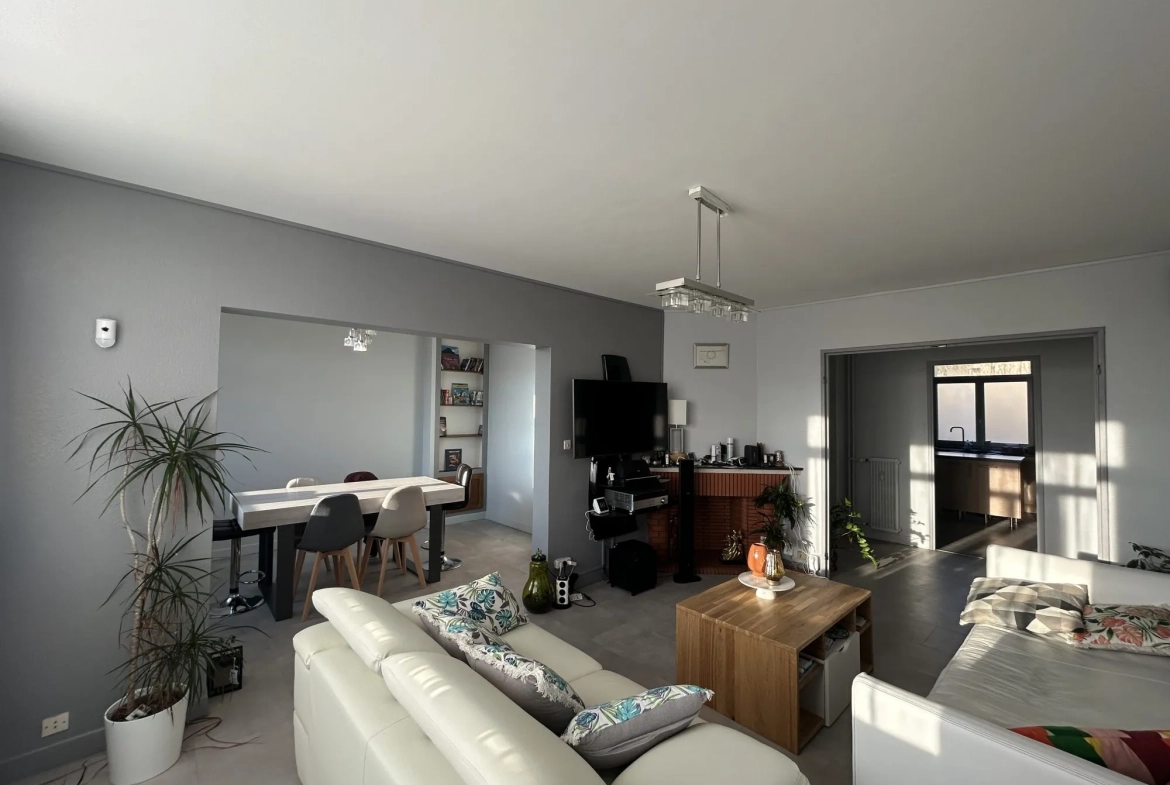 Appartement lumineux de 100 m² avec balcon et garage à Privas 