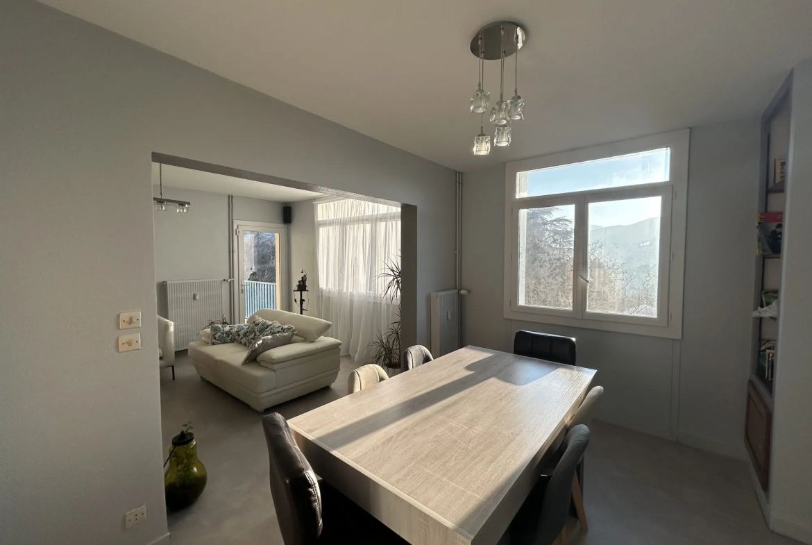 Appartement lumineux de 100 m² avec balcon et garage à Privas 