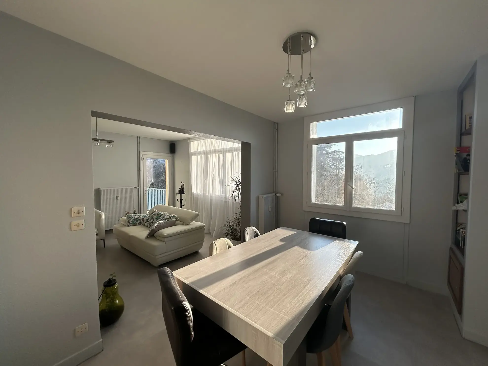 Appartement lumineux de 100 m² avec balcon et garage à Privas 