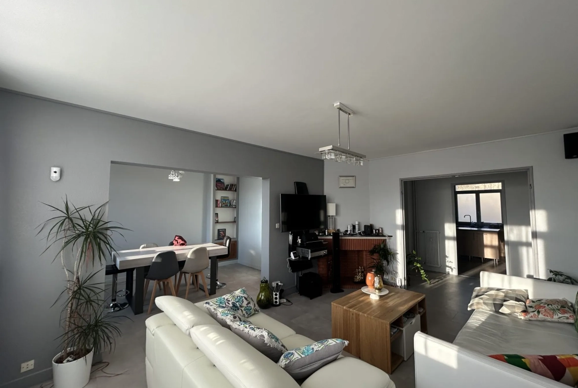 Appartement lumineux de 100 m² avec balcon et garage à Privas 