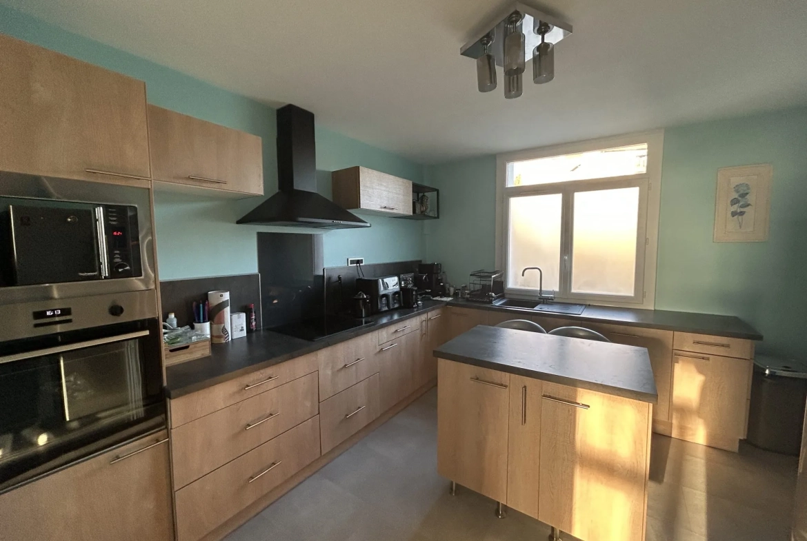 Appartement lumineux de 100 m² avec balcon et garage à Privas 
