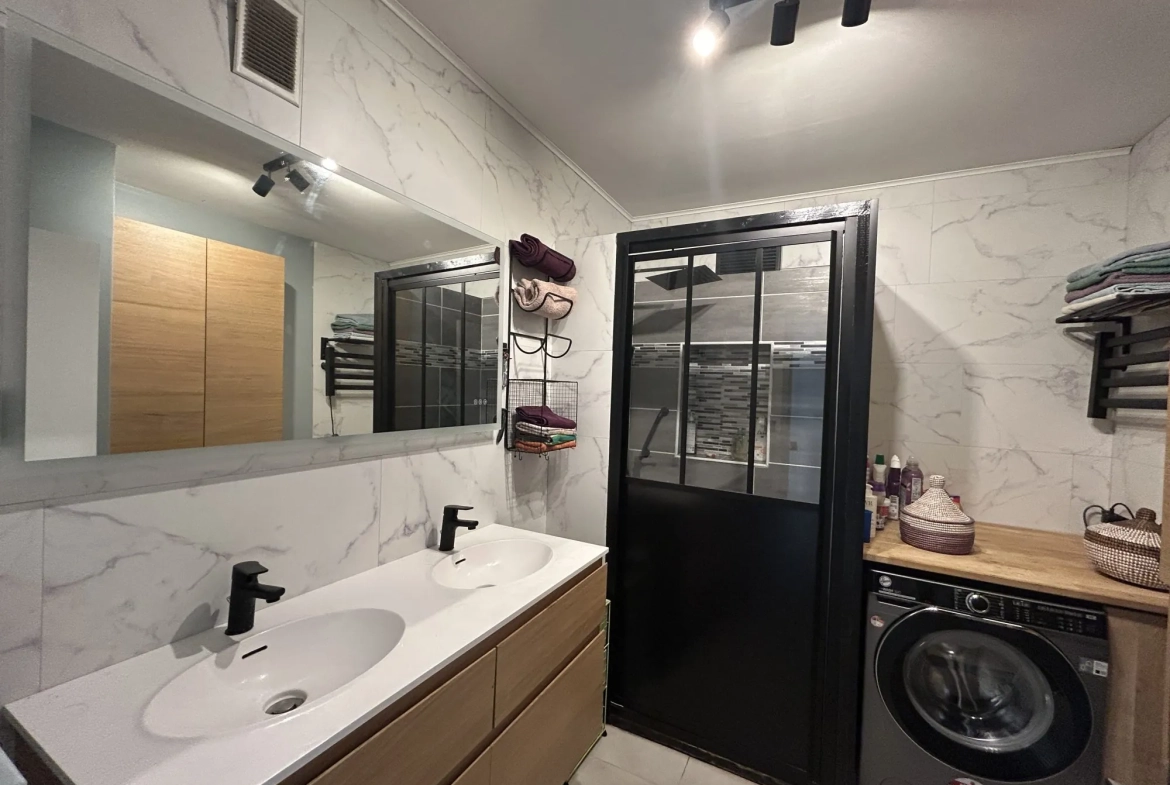 Appartement lumineux de 100 m² avec balcon et garage à Privas 